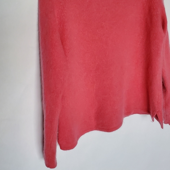 Jeanne Pierre Turtleneck - Picture 7 of 9